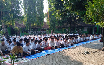 MTsN 1 Ngawi  Gelar Istighosah, Doa Bersama, Sholat Ghoib, dan Penggalangan Dana untuk Korban Robohnya Pondok Pesantren Al Khozimy, Sidoarjo