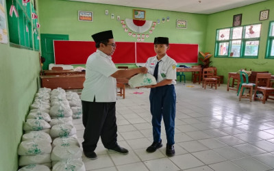 MEMBANGUN KESADARAN DAN KEPEDULIAN SOSIAL MELALUI ZAKAT FITRAH  DI MTSN 1 NGAWI