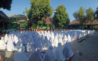 ISTIGHOSAH PENUTUPAN KEGIATAN AGUSTUSAN DI MTSN 1 NGAWI  