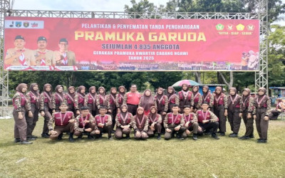 Pelantikan dan Penyematan Tanda Penghargaan Pramuka Garuda 2 MTsN 1 Ngawi Tahun 2025